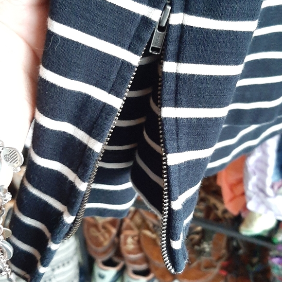 Madewell Vneck zippered slit sides top - Picture 3 of 5